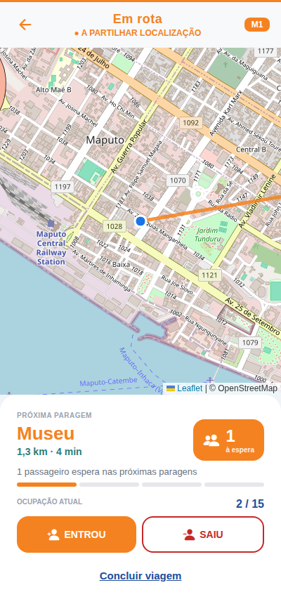 Ecrã da app do motorista com a próxima paragem e passageiros à espera